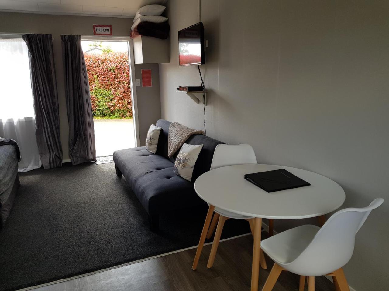 Leamington Motel 3*